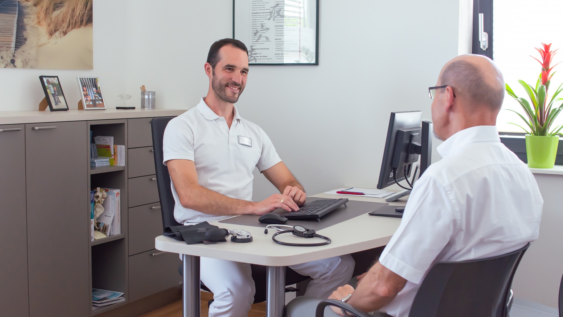 Arzt spricht mit Patient im Sprechzimmer